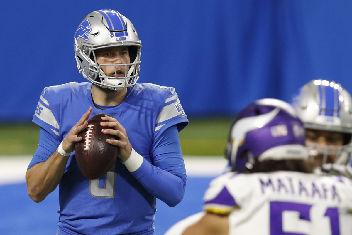 Lions QB Matthew Stafford scans the field during a game against the Vikings
